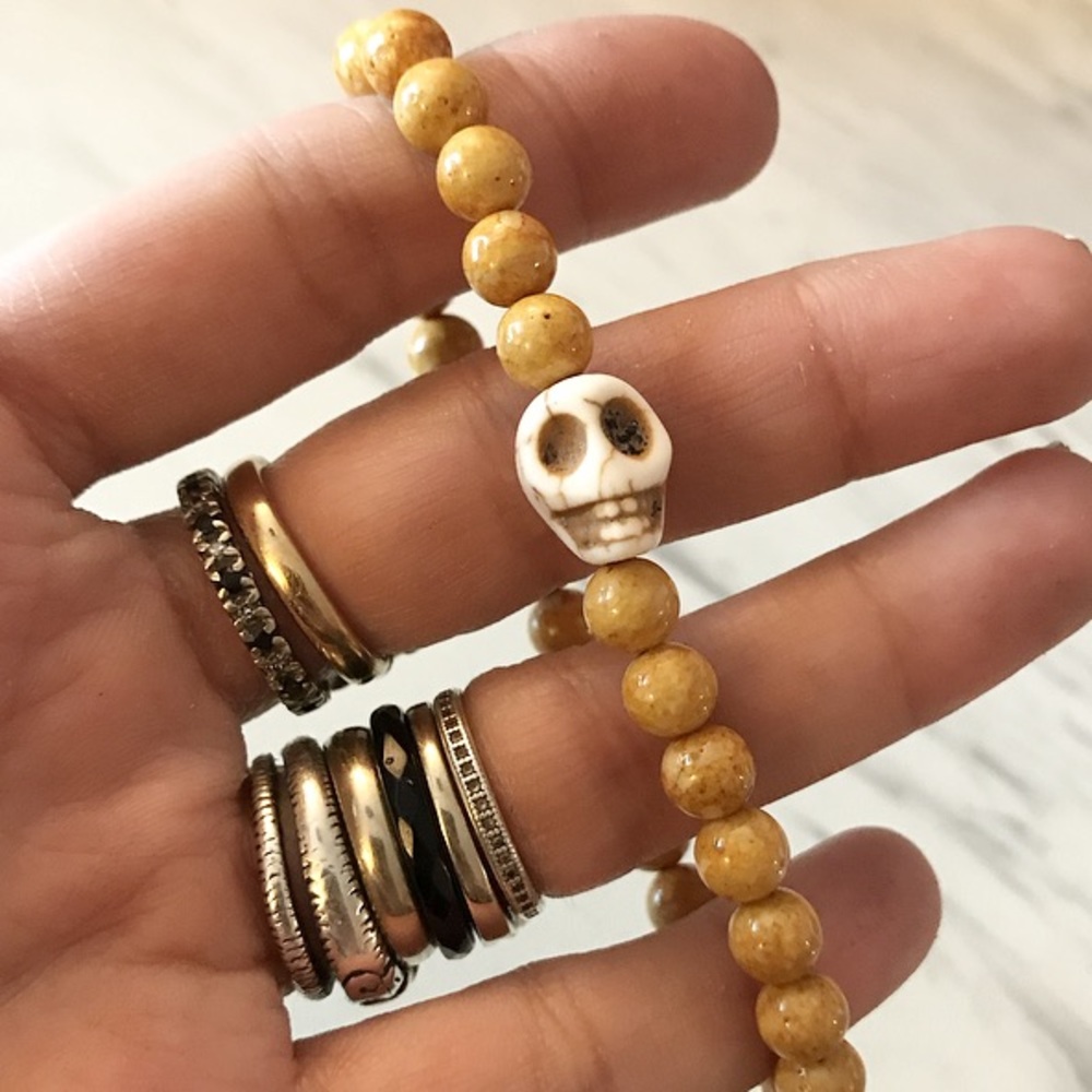 🔴SALE ! Yellow brown howlite white skull bracelet